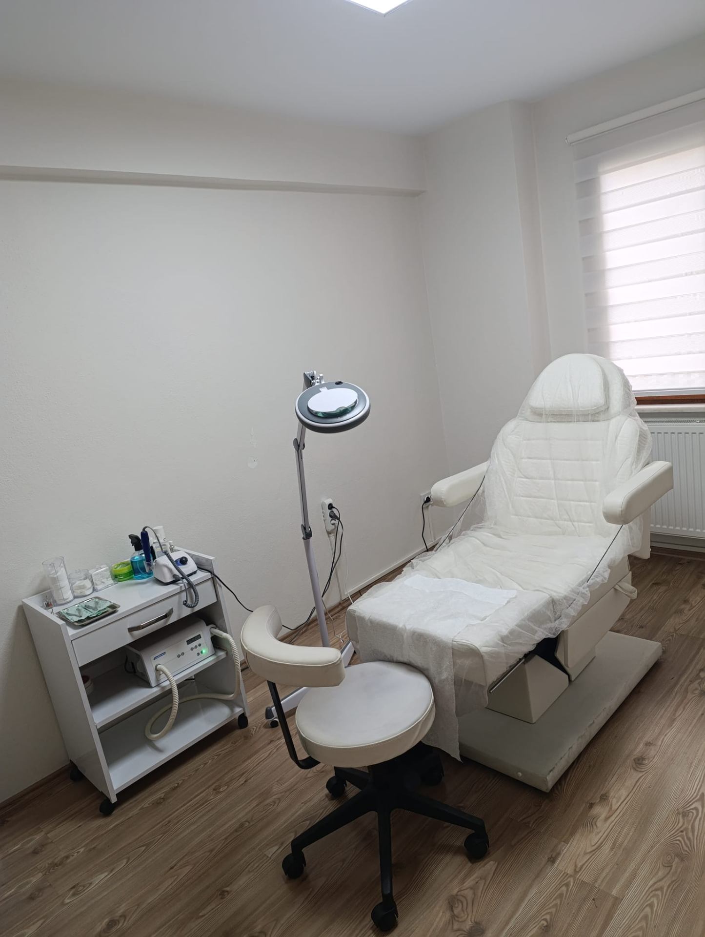 Uygulama odası — aydınlatma — Podolog Çiğdem Haznedar Fatih Kliniği